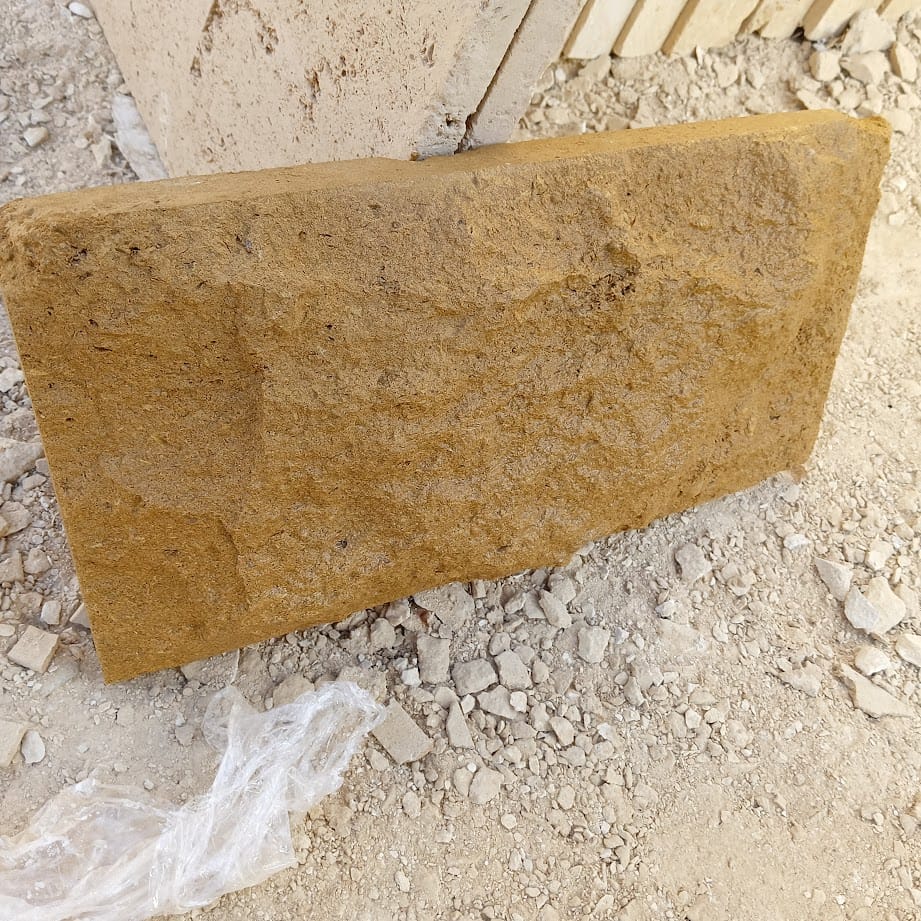 حمل حجر وش جبل