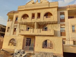 واجهة فيلا مودرن تجمع بين الحجر الهاشمي الكريمي والدهانات