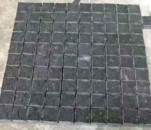 بلاطات بازلت أسود مقاس 11x11 سم جاهزة للتركيب