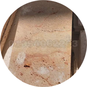 قطعة واحدة من حجر هاشمي رأس بلونها الأبيض المائل للخضرة، تُظهر الملمس الطبيعي والحبيبات.