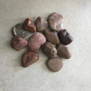 كومة من الزلط البني الطبيعي (حصى بني)