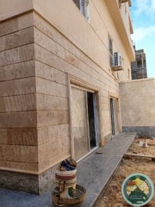 صورة مقربة لواجهة فيلا مشطبة بحجر هاشمي رأس الطبيعي، مع إضاءة طبيعية تبرز لونه المميز.