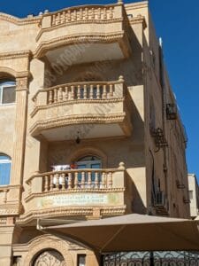 صورة مقربة لواجهة فيلا مشطبة بحجر هاشمي رأس الطبيعي، مع إضاءة طبيعية تبرز لونه المميز.
