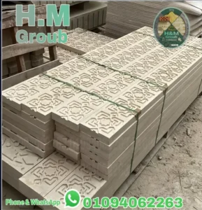 ماكينة نحت بالكمبيوتر (CNC) تقوم بتنفيذ تصميم زخرفي معقد على لوح من رخام تريستا، مما يظهر الدقة المتناهية للتكنولوجيا الحديثة.