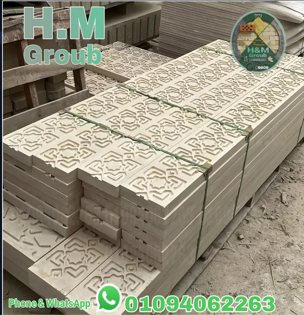 ماكينة نحت بالكمبيوتر (CNC) تقوم بتنفيذ تصميم زخرفي معقد على لوح من رخام تريستا، مما يظهر الدقة المتناهية للتكنولوجيا الحديثة.