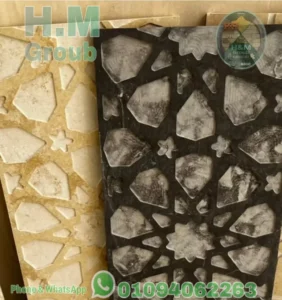 ماكينة نحت بالكمبيوتر (CNC) تقوم بتنفيذ تصميم زخرفي معقد على لوح من رخام تريستا، مما يظهر الدقة المتناهية للتكنولوجيا الحديثة.