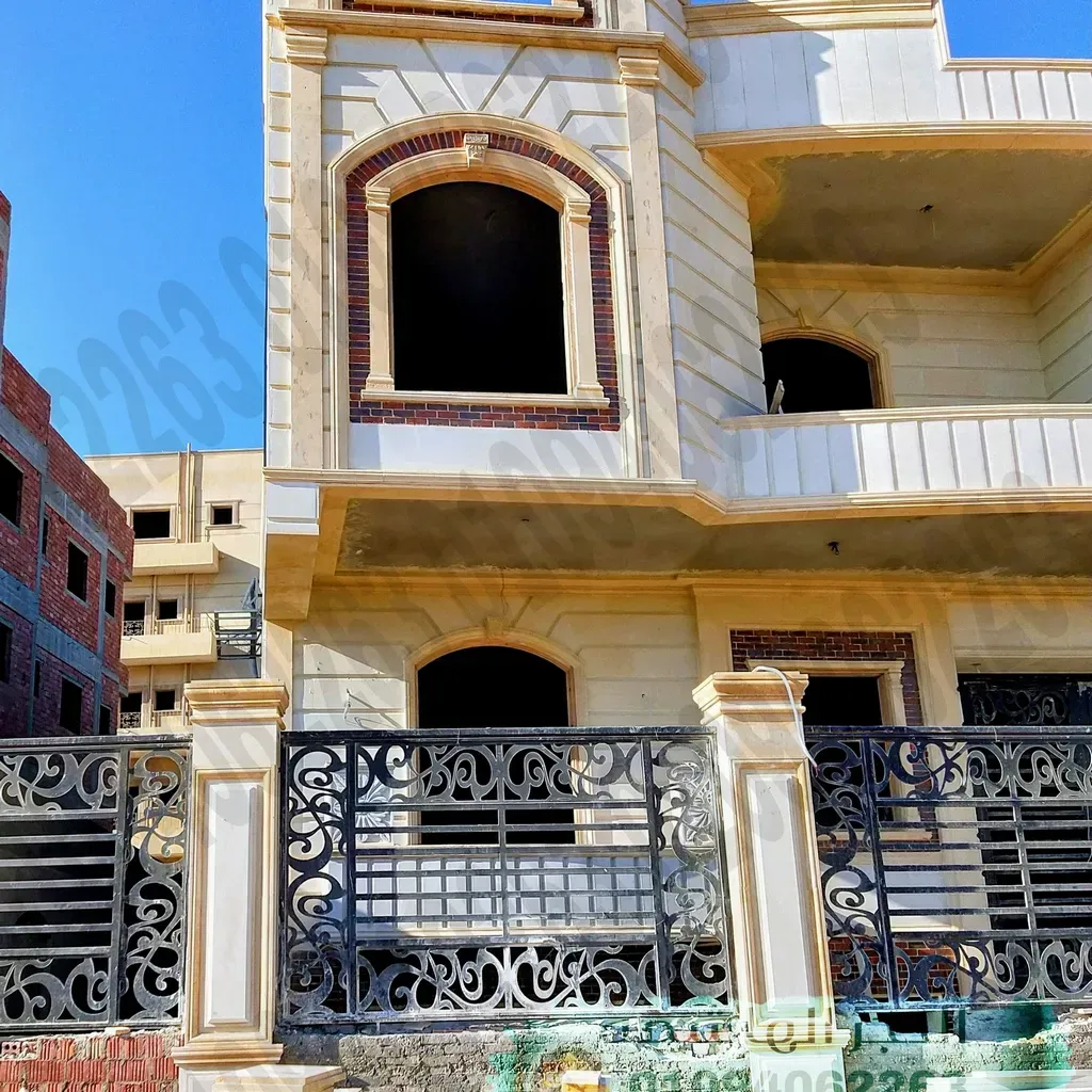 واجهة طوب أحمر وحجر أبيض