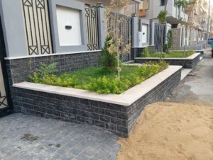تصميم ديكور أنيق لحوض زرع من حجر البازلت الأسود الصلب مع غطاء من رخام الجلالة المصري الفاخر، لتزيين حدائق ومداخل الفلل.