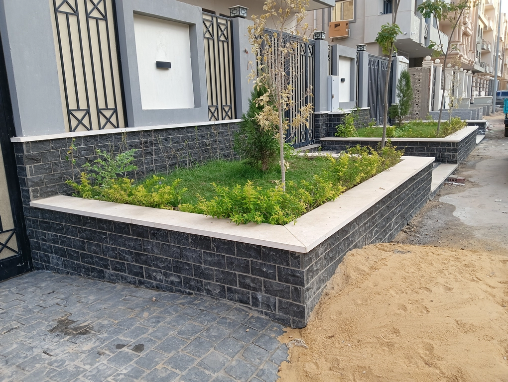 حوض زرع بازلت وغطاء رخام جلالة