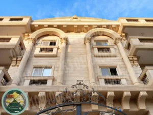 تشطيب واجهة فيلا فاخرة باستخدام الحجر الهاشمي الراس شديد الصلابة في منطقة الياسمين بالقاهرة الجديدة، تصميم وتنفيذ شركة الحجر الهاشمه. الصورة من امام الواجهة