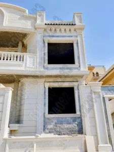 واجهة منزل مودرن مشطبة بالحجر الأبيض القزازي مع حجر الفرعوني النقي، يجمع بين الرقي والعصرية. مدينة الشروق