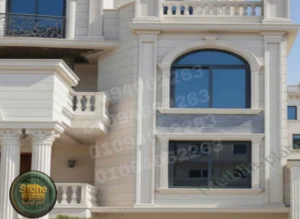 واجهة منزل مودرن مشطبة بالحجر الهاشمي الأبيض مع المايكا الفرعوني النقي، يجمع بين الرقي والعصرية. فيلا التجمع الخامس القاهرة الجيدة صورة 4