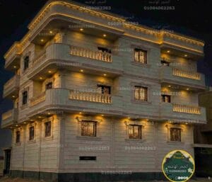 تبرز الواجهة جمالها فى الظلام الداكن فخامة اللون الفاتح للحجر الهاشمي الكريمي في تجليد وتصميم واجهة فيلا بمحافظة السويس، لمسة معمارية كلاسيكية جذابة تناسب الأجواء الساحلية.