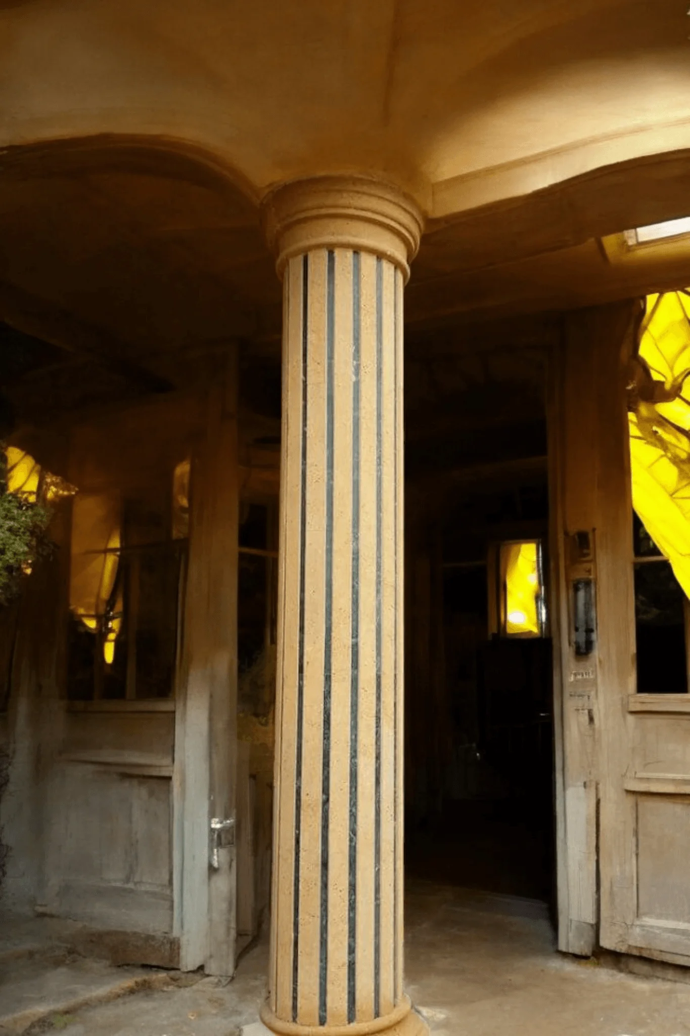 شباك مزخرف فخم