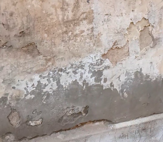 الرطوبة تسبب تأكل الجدران