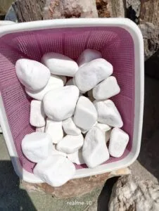زلط حدائق كراره أبيض طبيعي للزينة وتنسيق اللاندسكيب، يُستخدم لتزيين الممرات والحدائق المنزلية والمسبح وإضفاء لمسة جمالية أنيقة